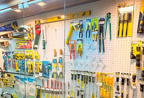 Parede de ferramentas manuais e elétricas expostas na loja