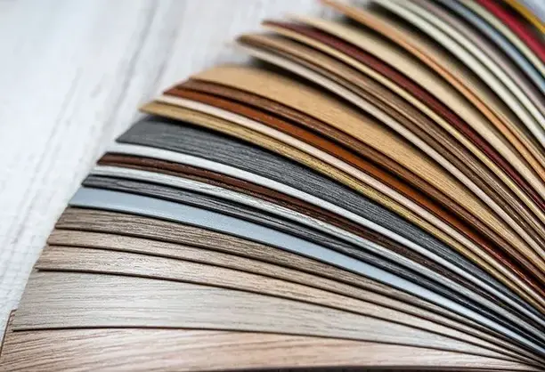 Leque de amostras de fórmica em padrões madeirados e cores lisas