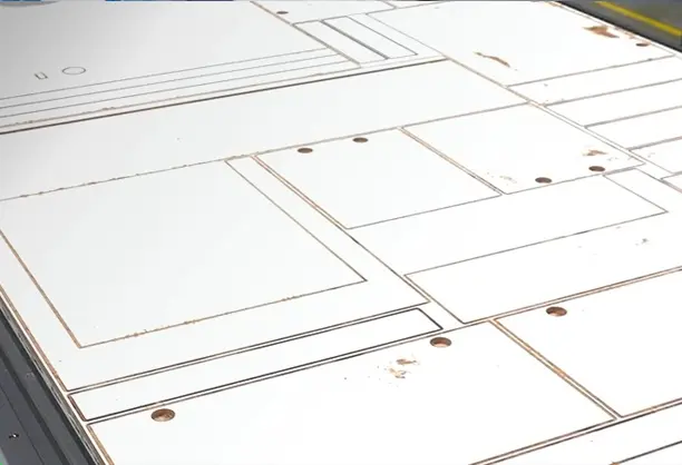 Chapas de MDF furadas e marcadas para montagem