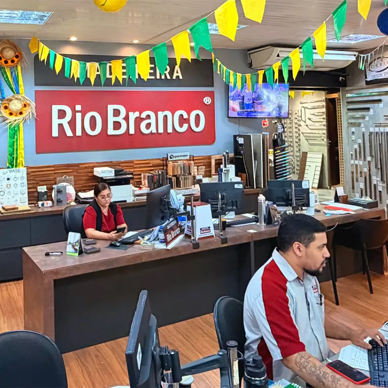 Balcão de atendimento da loja com o letreiro Rio Branco ao fundo