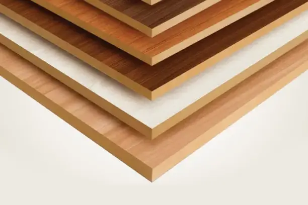 Chapas de MDF empilhadas com bordas em tons de madeira