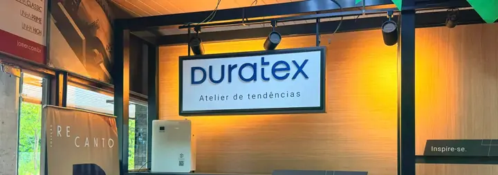 Espaço Duratex dentro da loja, com painéis de MDF expostos