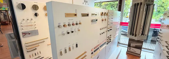Parede de puxadores e ferragens expostos no showroom